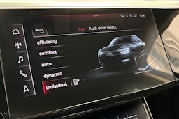 musta Audi e-tron 2020 kuva 26.