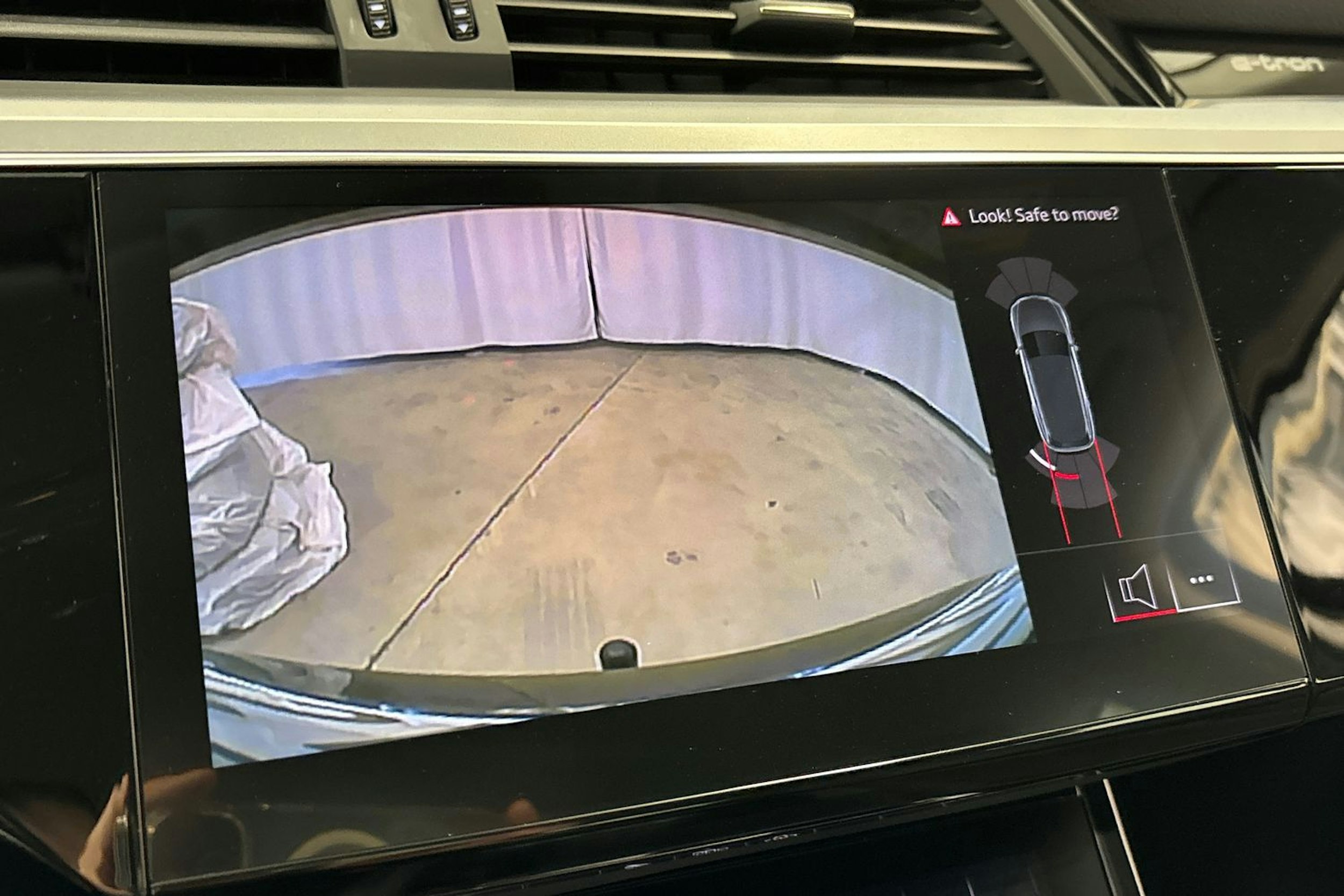 musta Audi e-tron 2020 kuva 30.