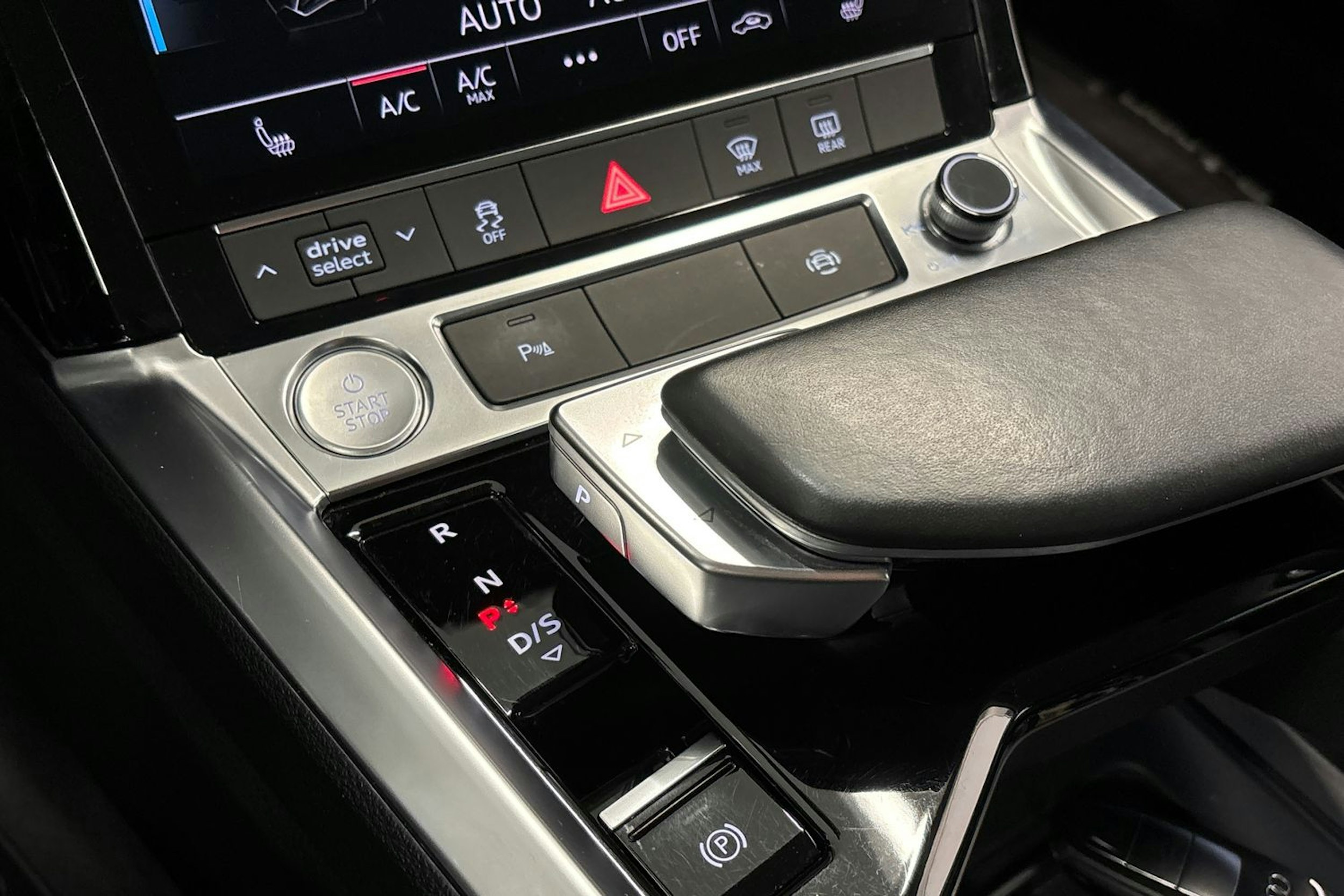 musta Audi e-tron 2020 kuva 34.