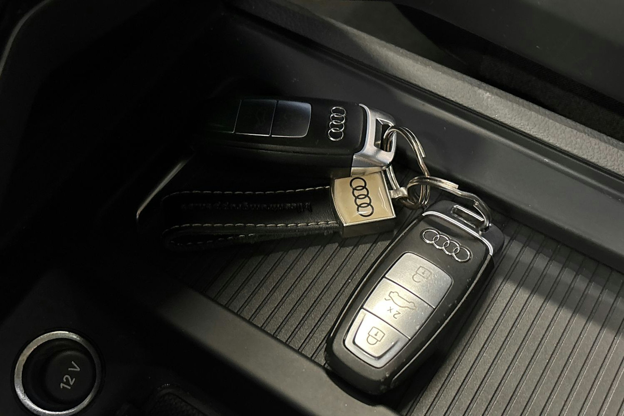 musta Audi e-tron 2020 kuva 35.