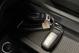musta Audi e-tron 2020 kuva 35.