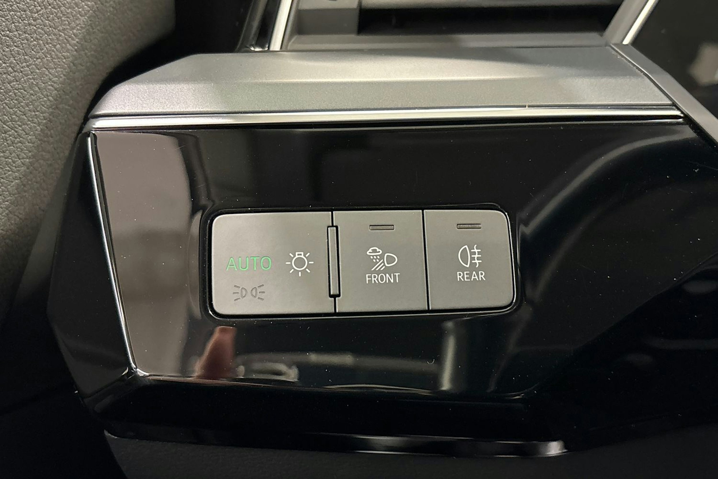 musta Audi e-tron 2020 kuva 36.