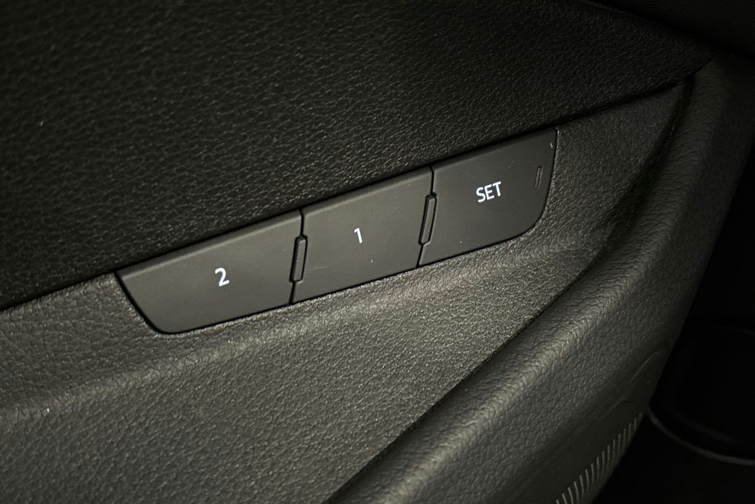musta Audi e-tron 2020 kuva 37.