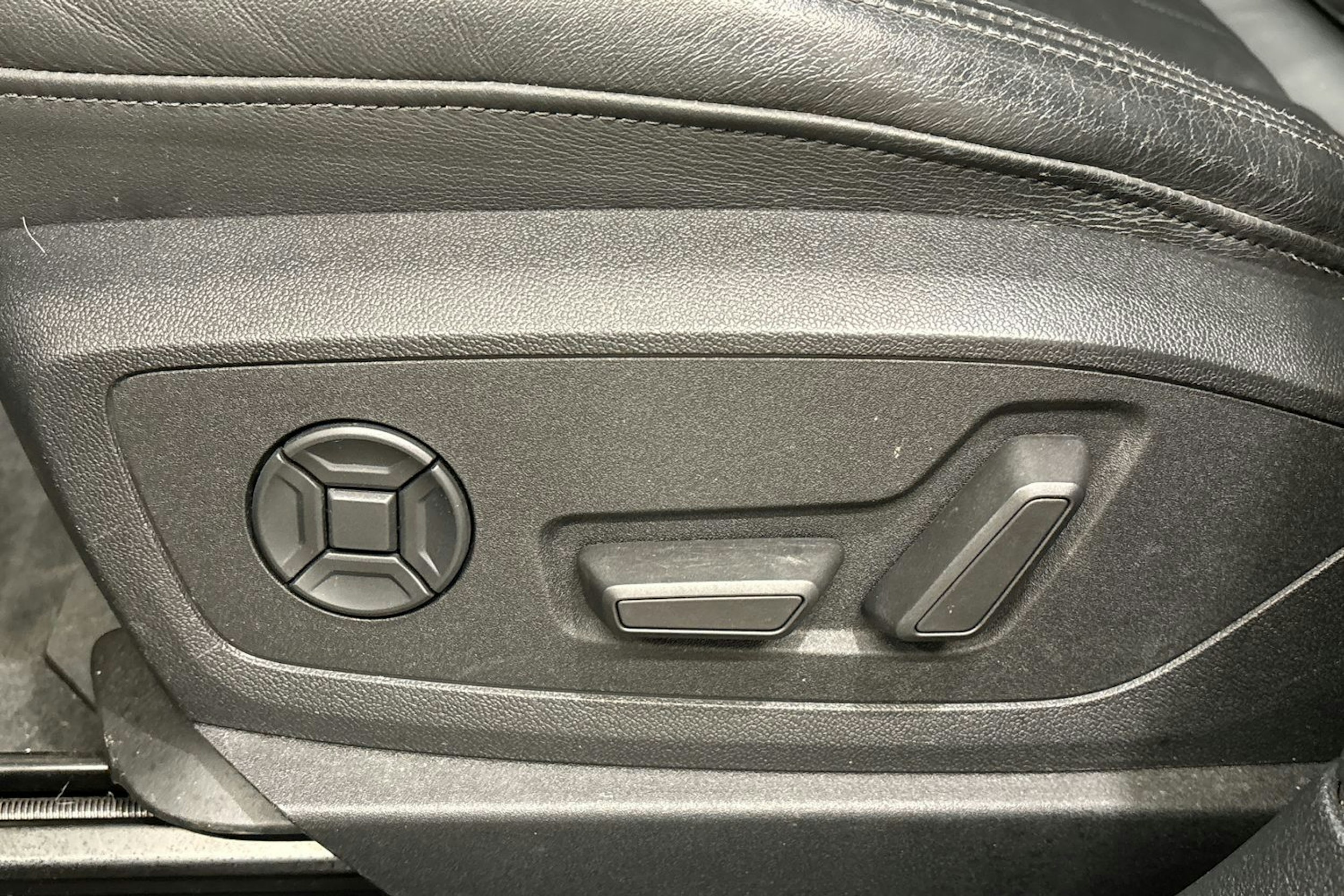 musta Audi e-tron 2020 kuva 40.