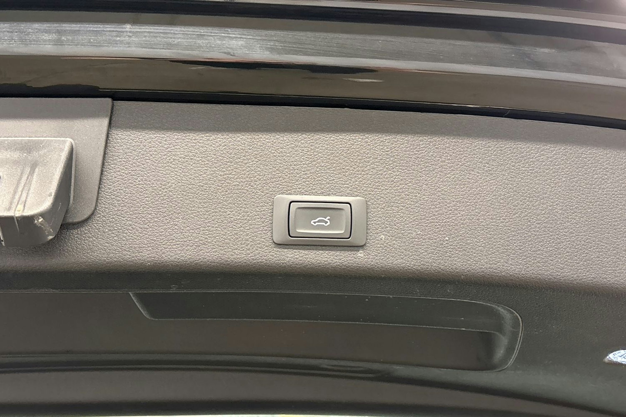 musta Audi e-tron 2020 kuva 41.