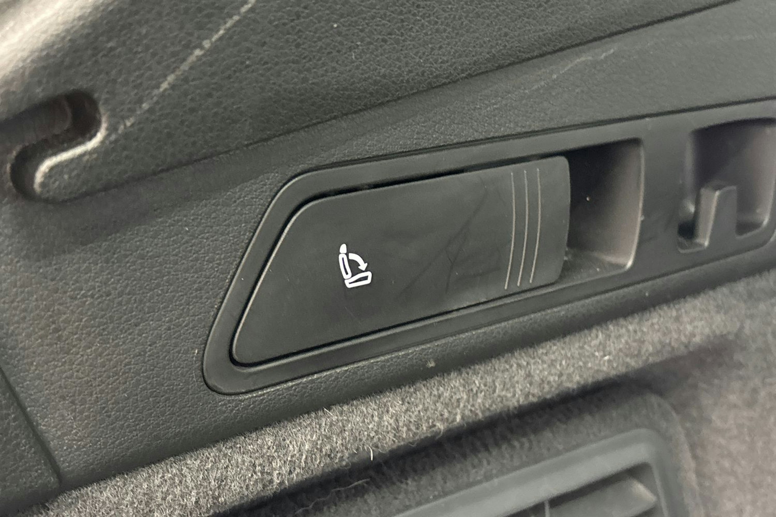 musta Audi e-tron 2020 kuva 43.