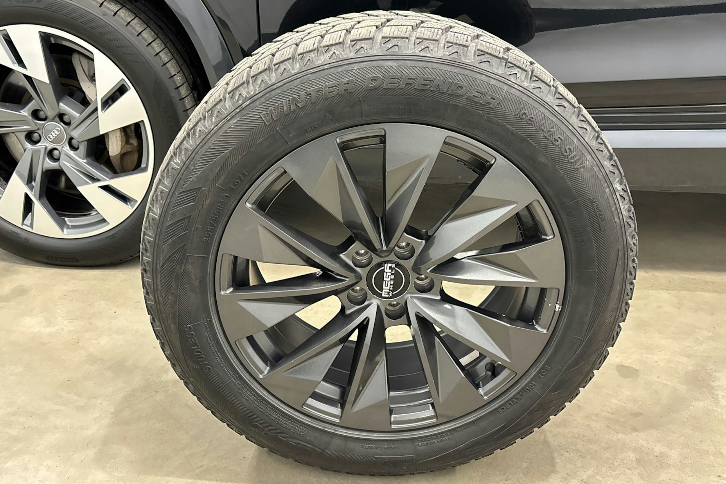 musta Audi e-tron 2020 kuva 45.