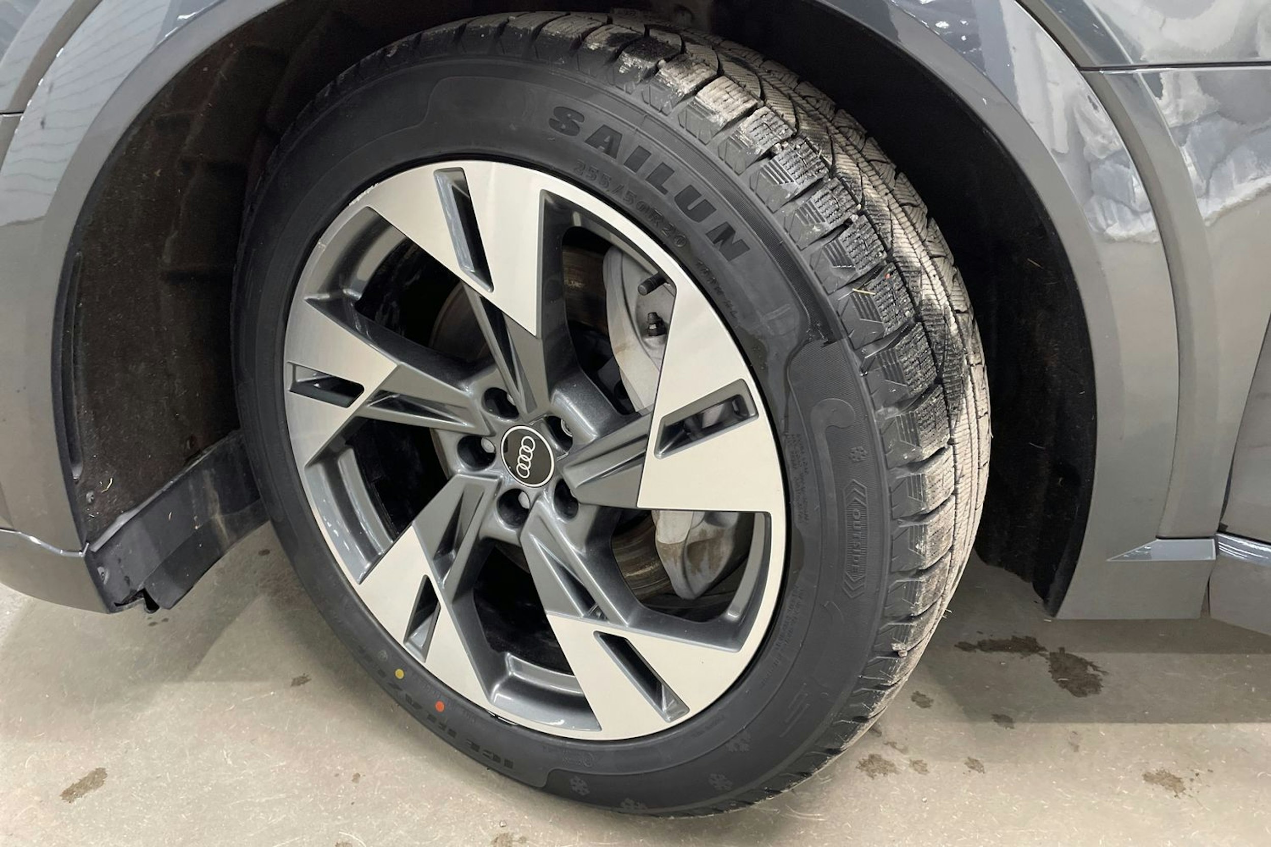 harmaa Audi e-tron 2020 kuva 13.