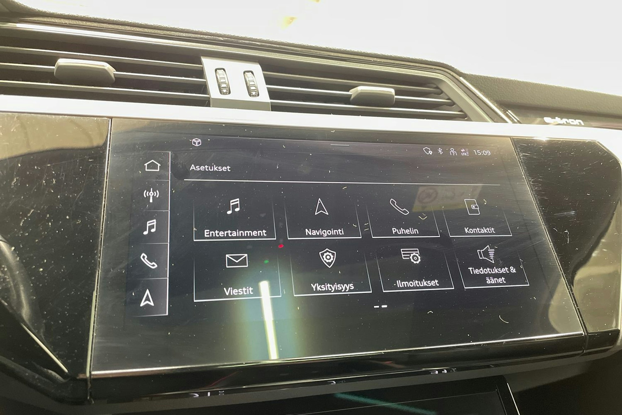 harmaa Audi e-tron 2020 kuva 20.