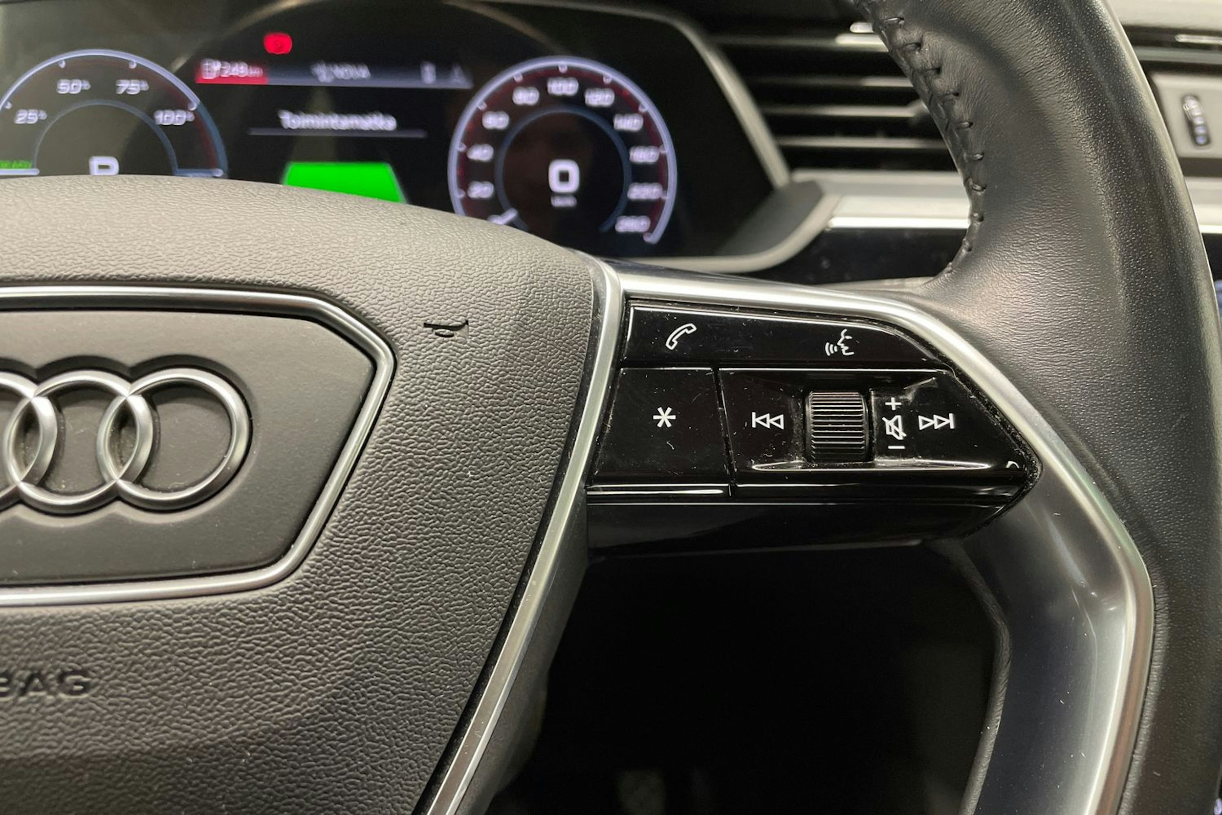 harmaa Audi e-tron 2020 kuva 29.