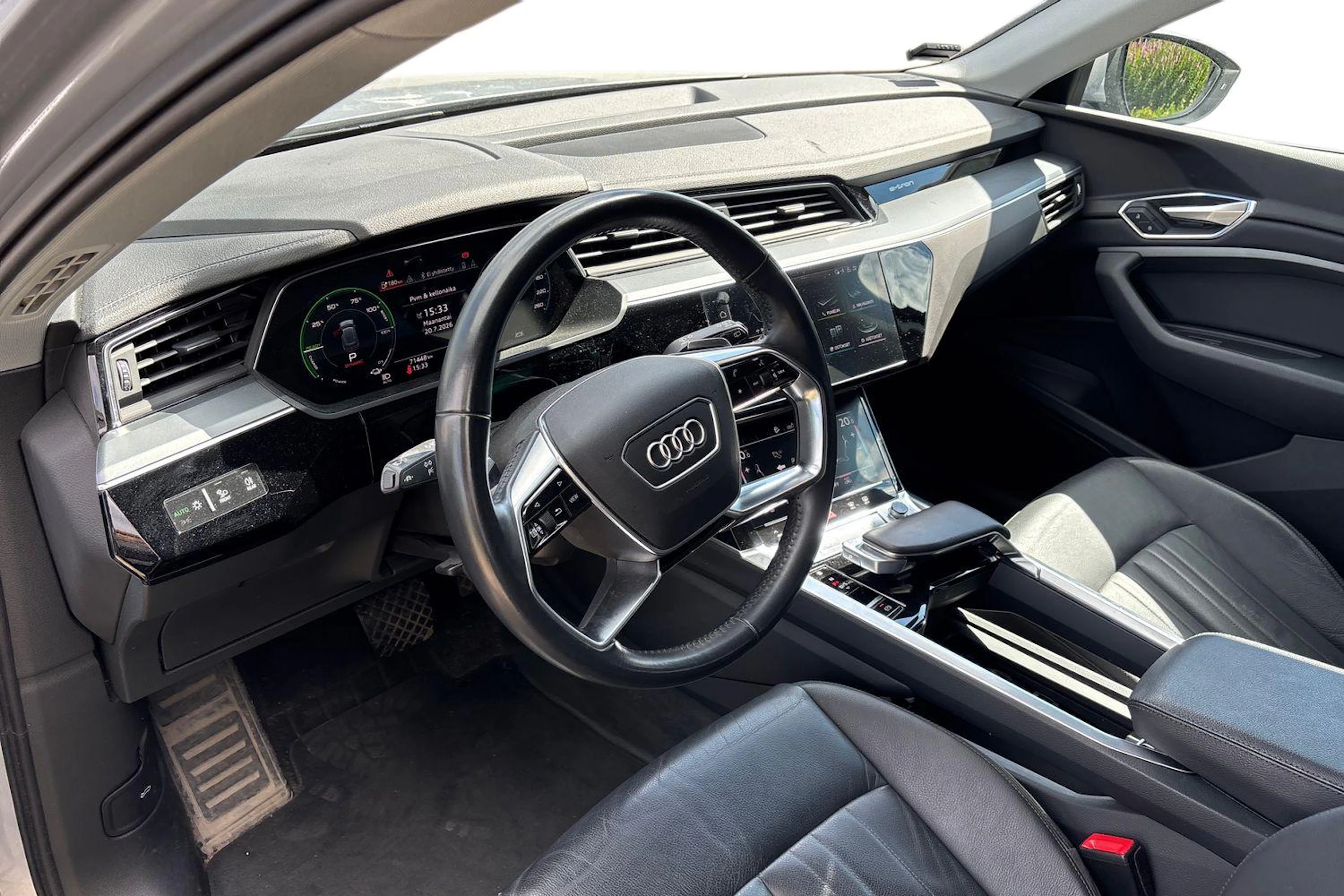 harmaa Audi e-tron 2020 kuva 3.