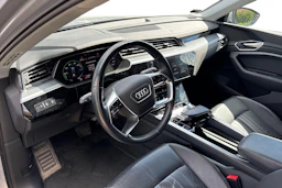 harmaa Audi e-tron 2020 kuva 3.