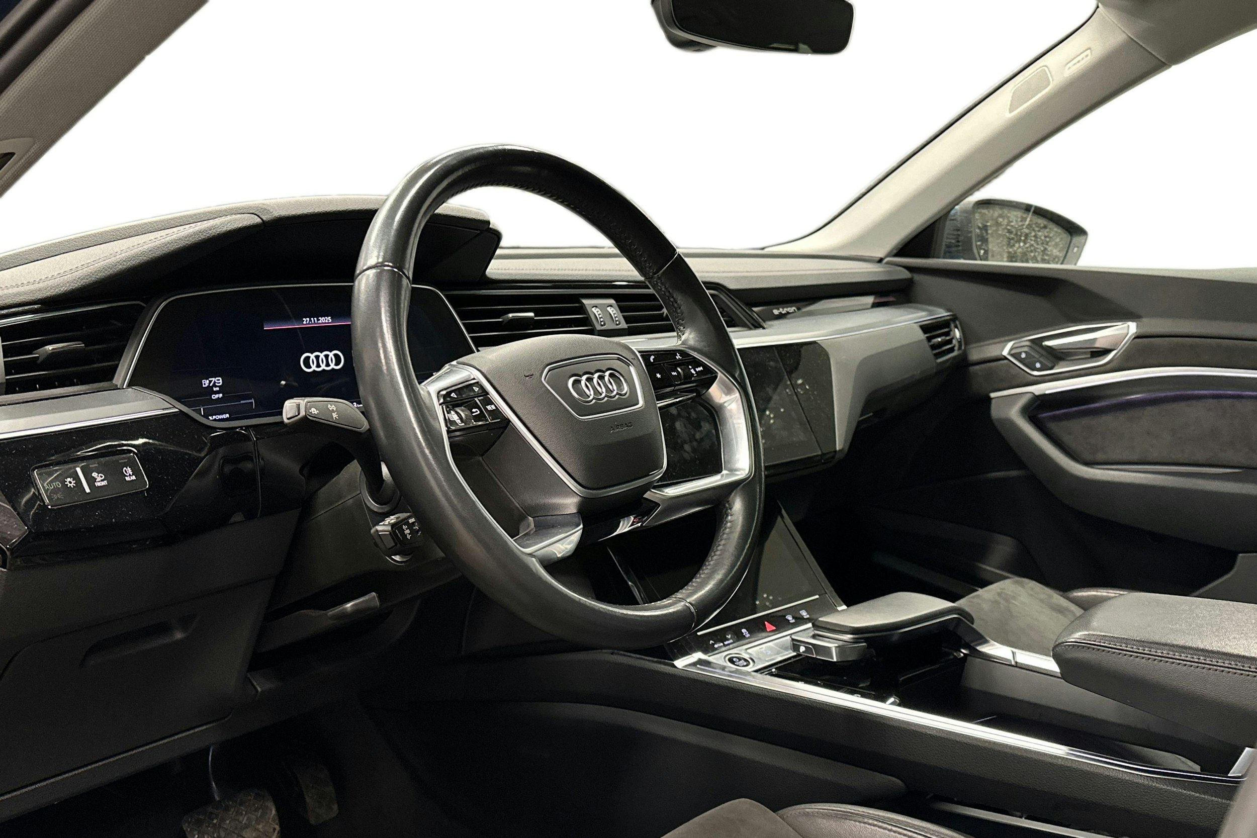 sininen Audi e-tron 2021 kuva 3.