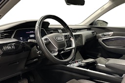 sininen Audi e-tron 2021 kuva 3.