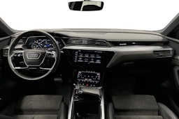 harmaa Audi e-tron 2021 kuva 9.