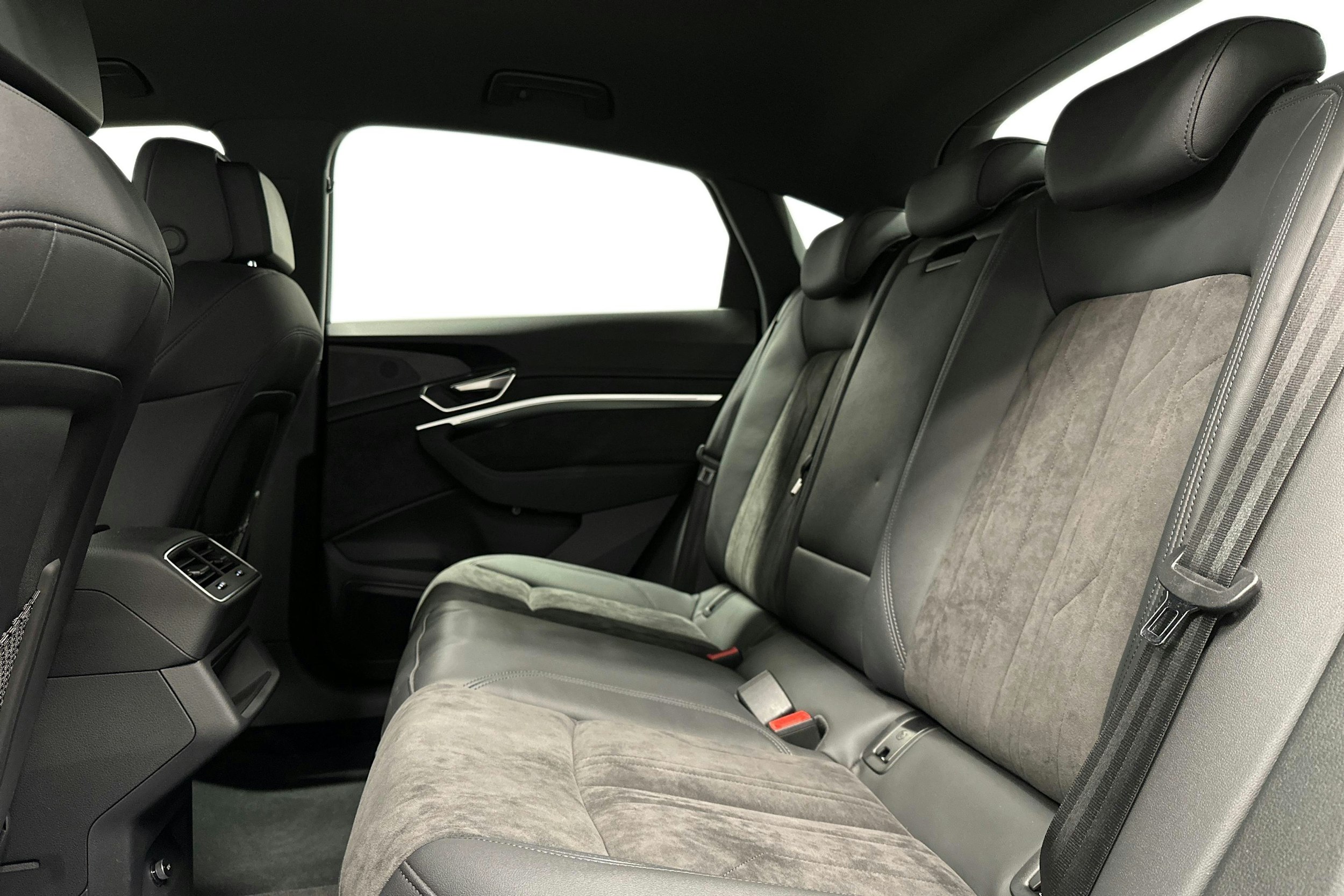 harmaa Audi e-tron 2021 kuva 10.