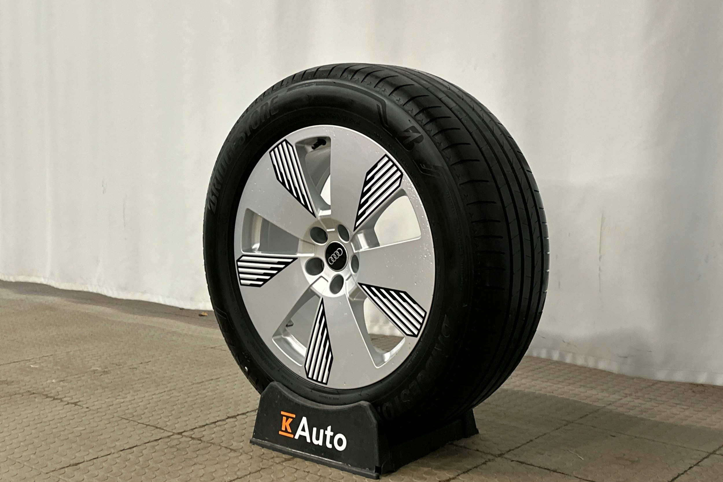 harmaa Audi e-tron 2021 kuva 12.