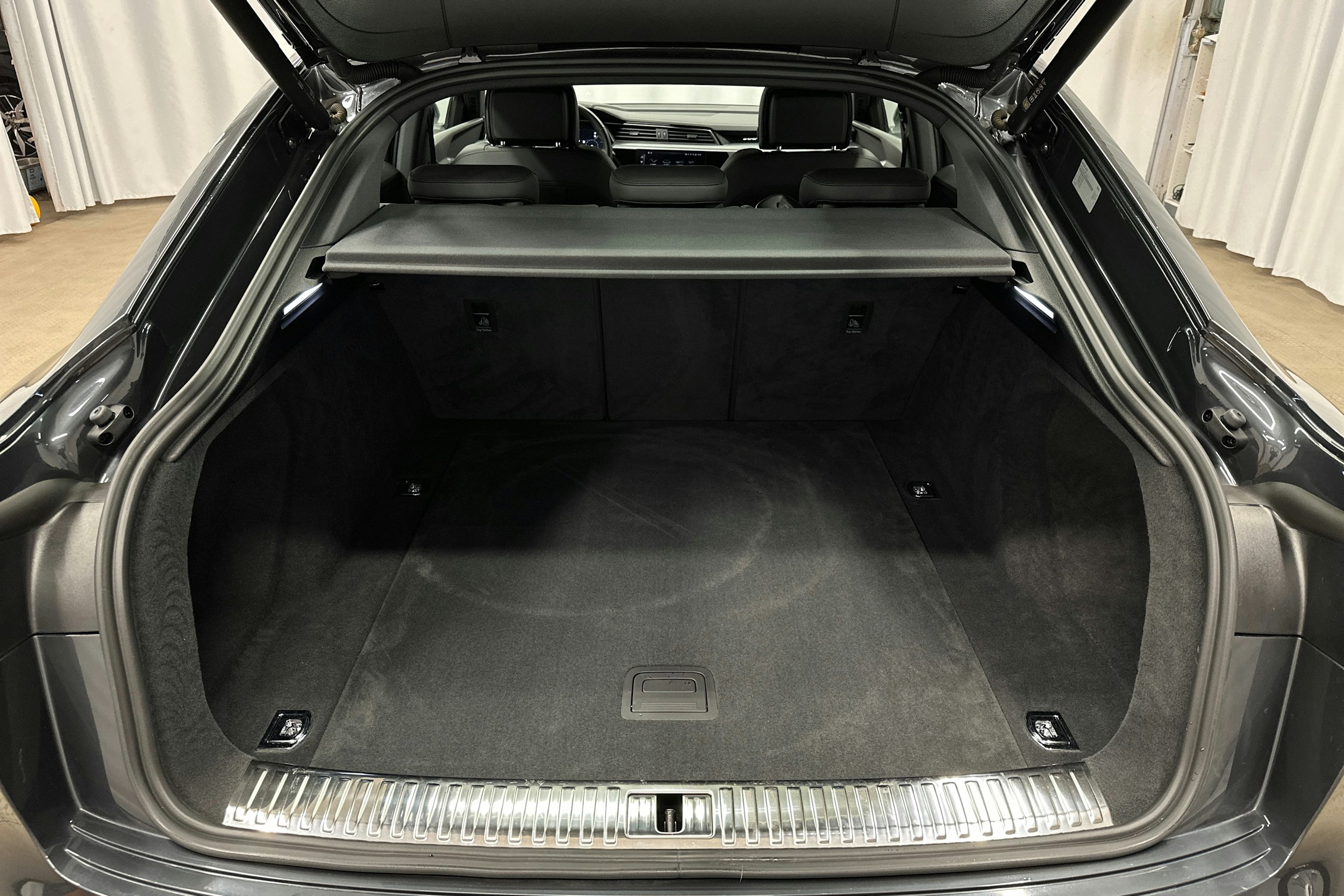 harmaa Audi e-tron 2021 kuva 13.