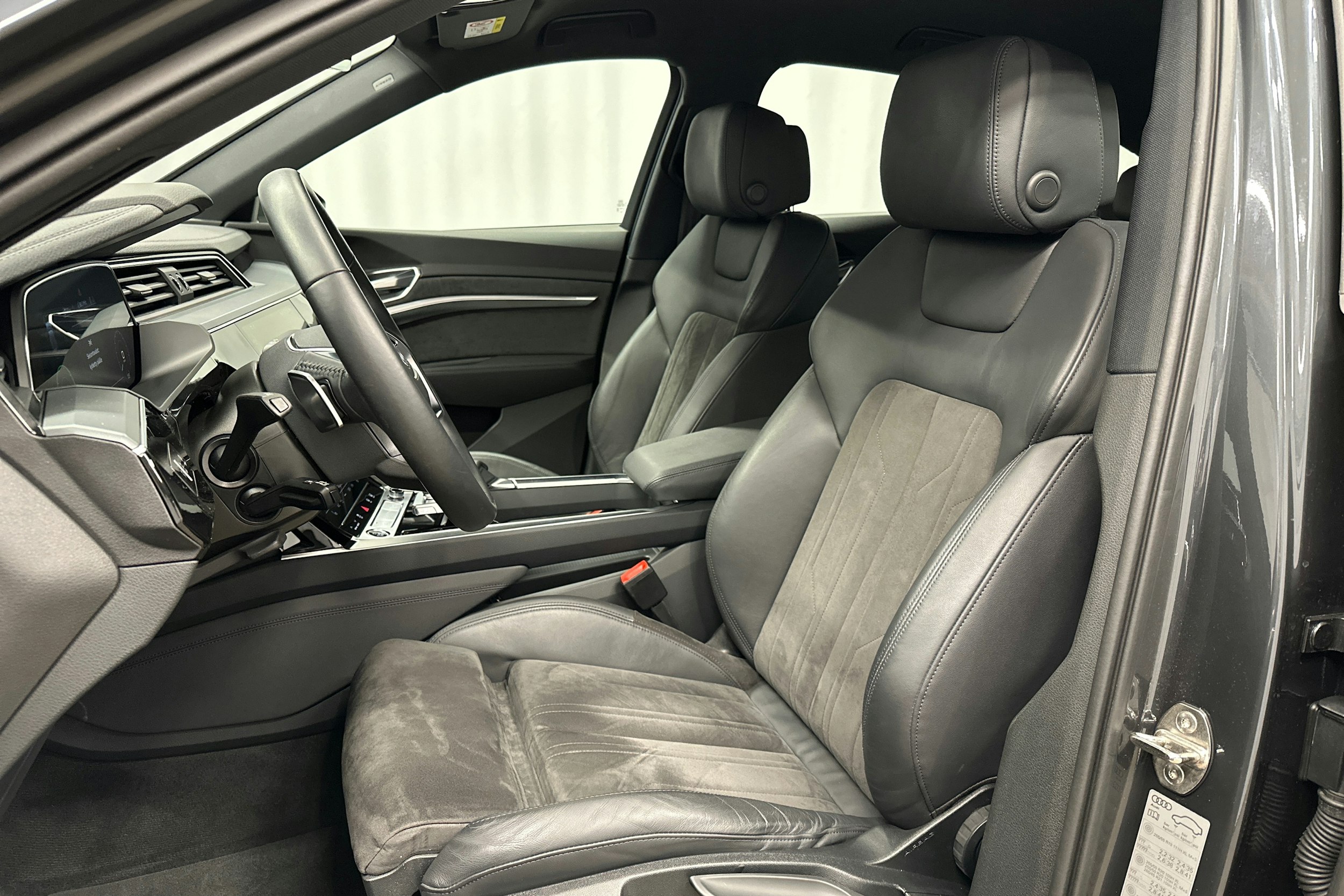 harmaa Audi e-tron 2021 kuva 15.
