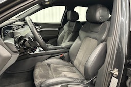 harmaa Audi e-tron 2021 kuva 15.