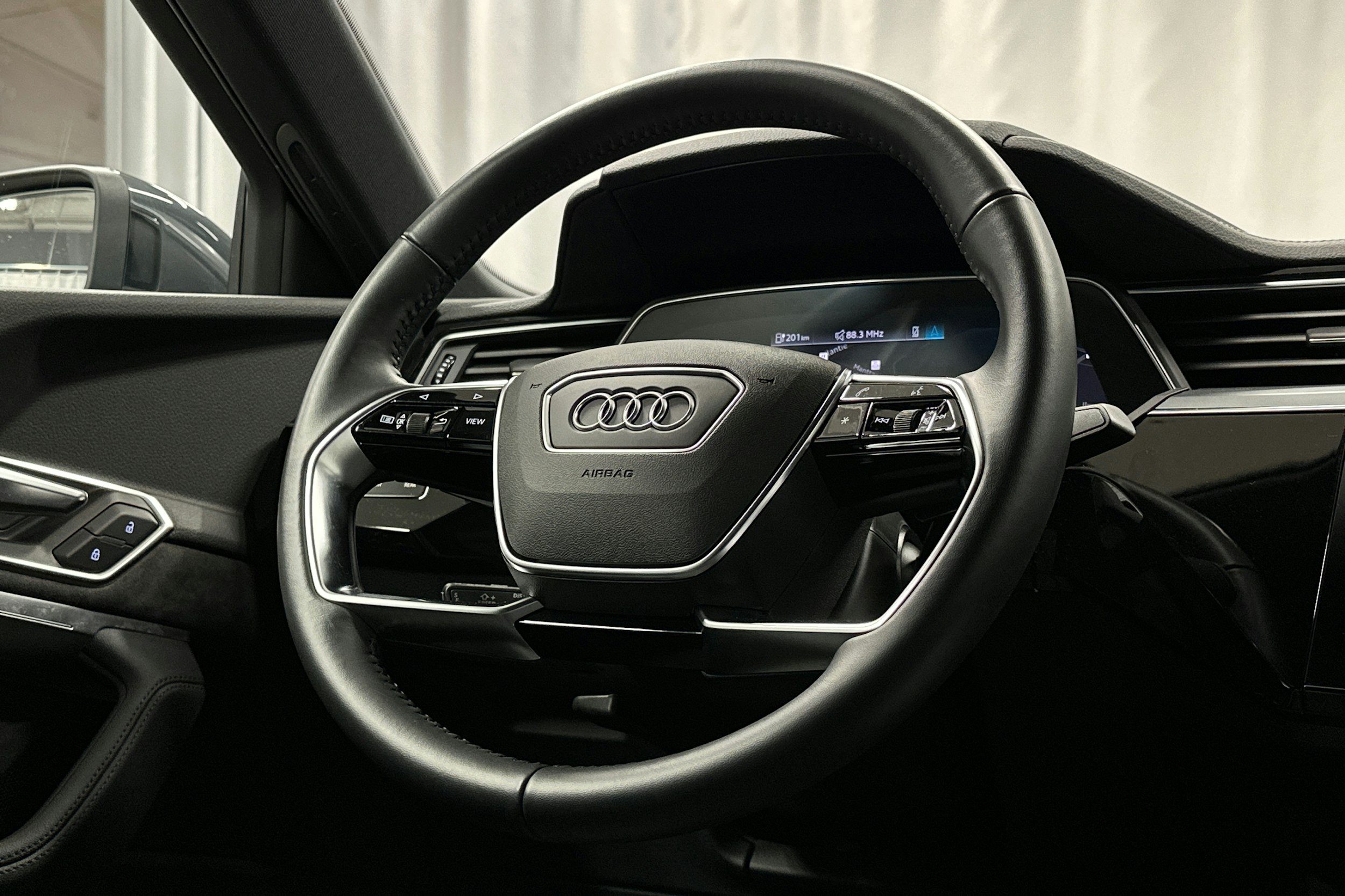 harmaa Audi e-tron 2021 kuva 16.