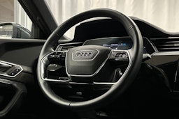 harmaa Audi e-tron 2021 kuva 16.