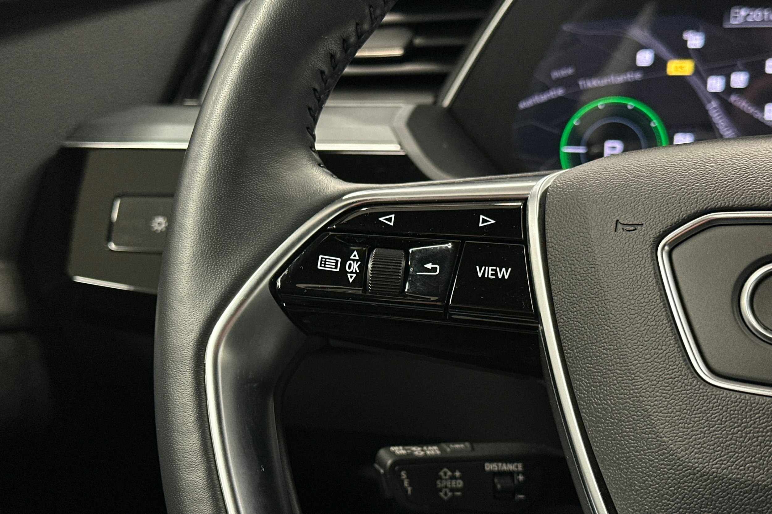 harmaa Audi e-tron 2021 kuva 17.