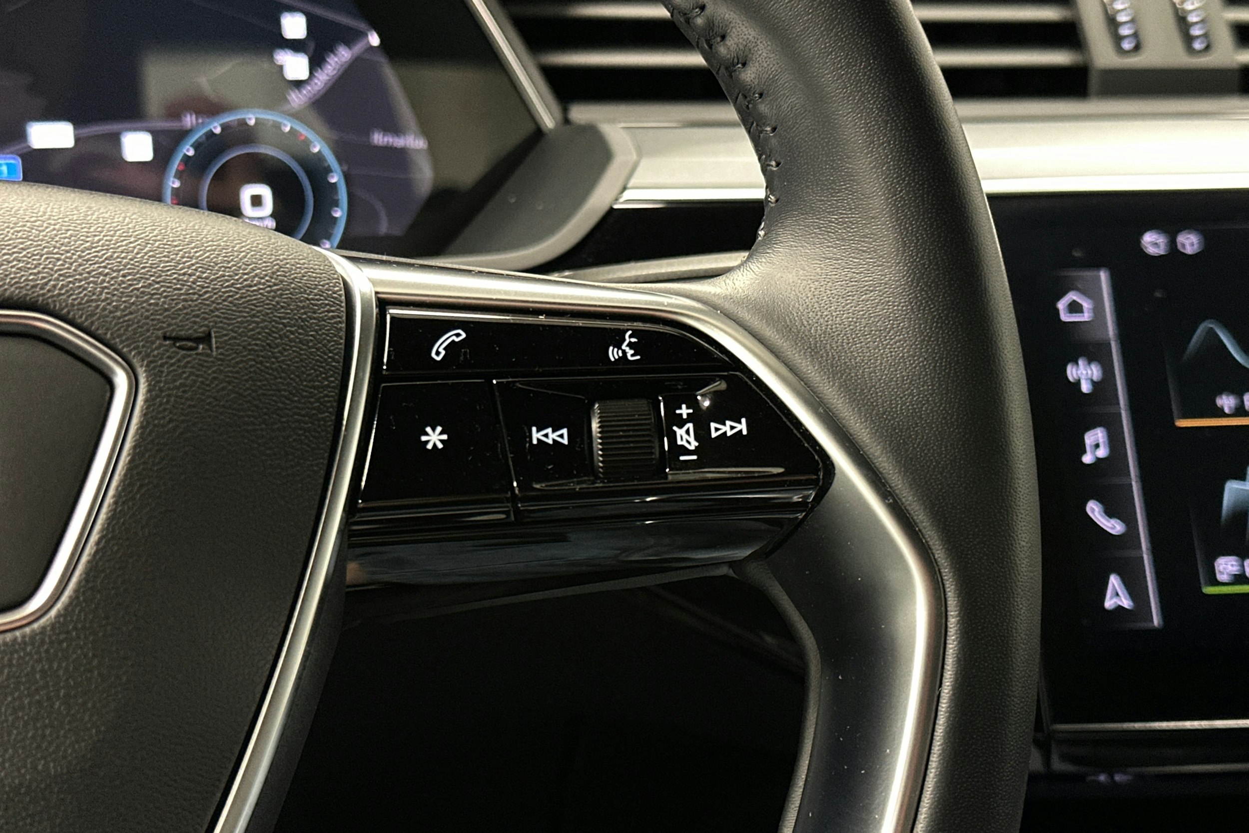 harmaa Audi e-tron 2021 kuva 18.