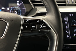 harmaa Audi e-tron 2021 kuva 18.