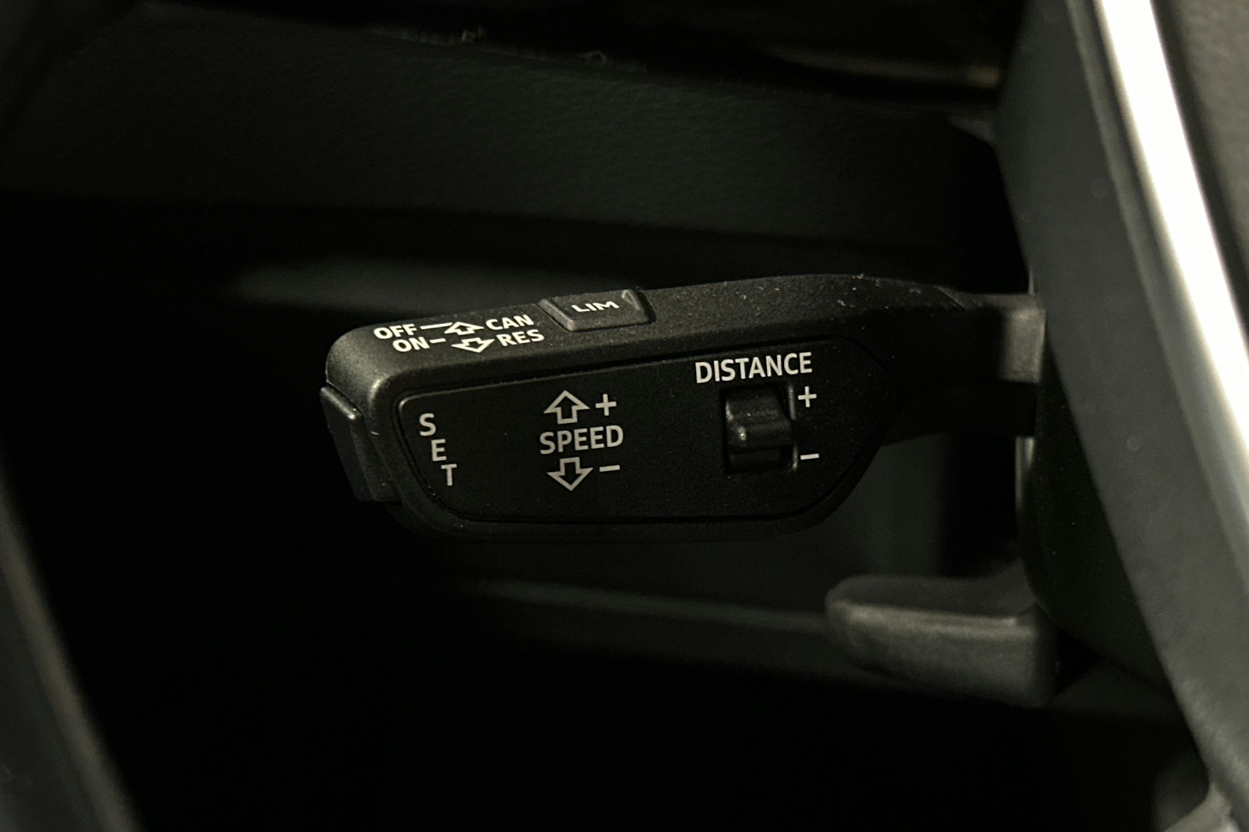 harmaa Audi e-tron 2021 kuva 19.