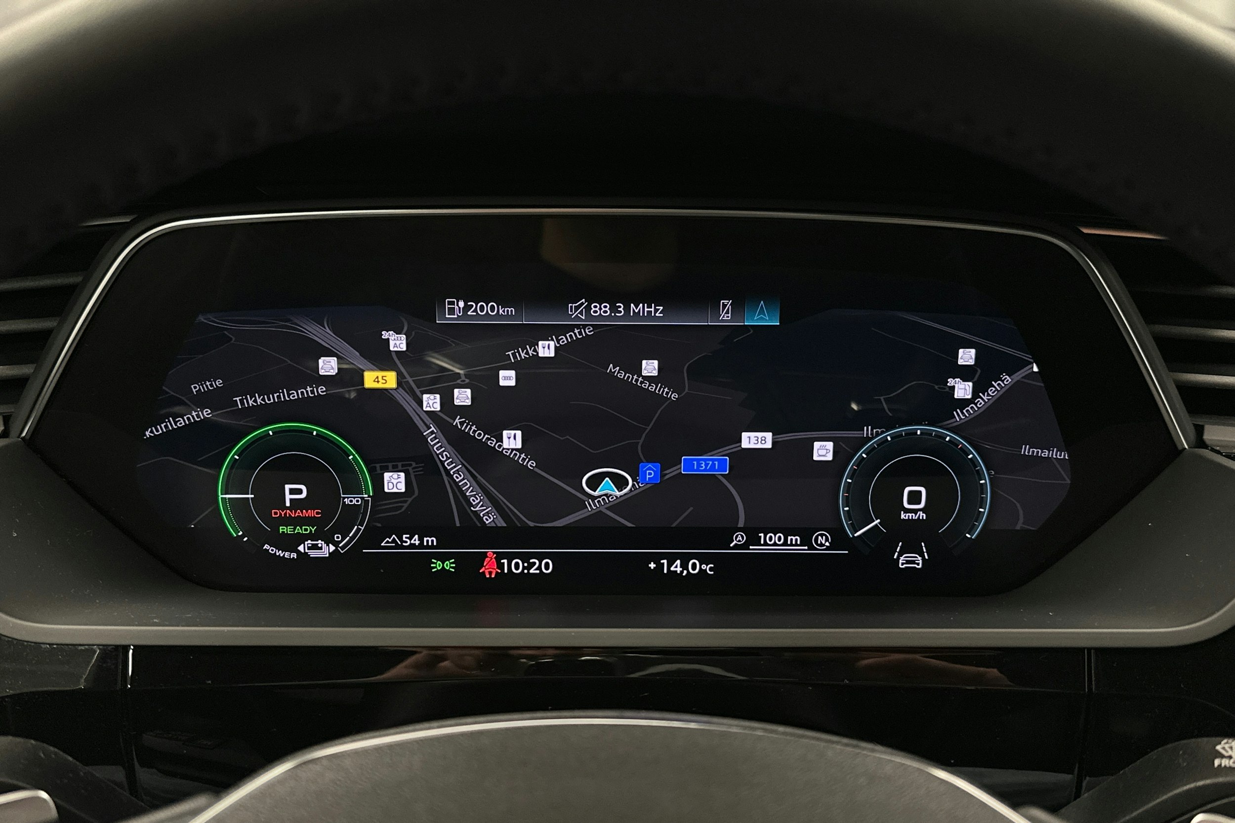 harmaa Audi e-tron 2021 kuva 20.