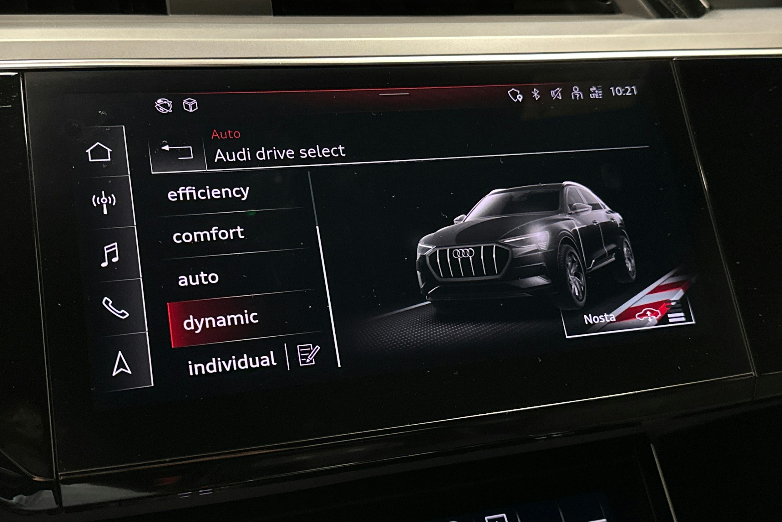 harmaa Audi e-tron 2021 kuva 24.