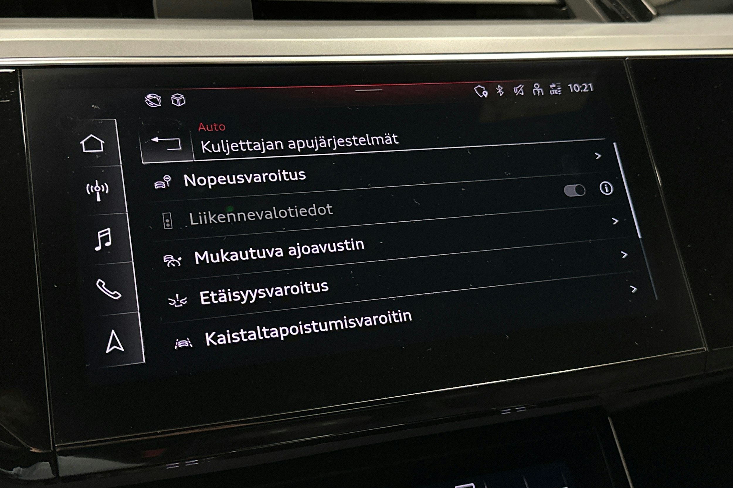 harmaa Audi e-tron 2021 kuva 26.