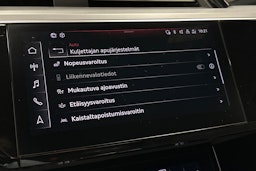 harmaa Audi e-tron 2021 kuva 26.