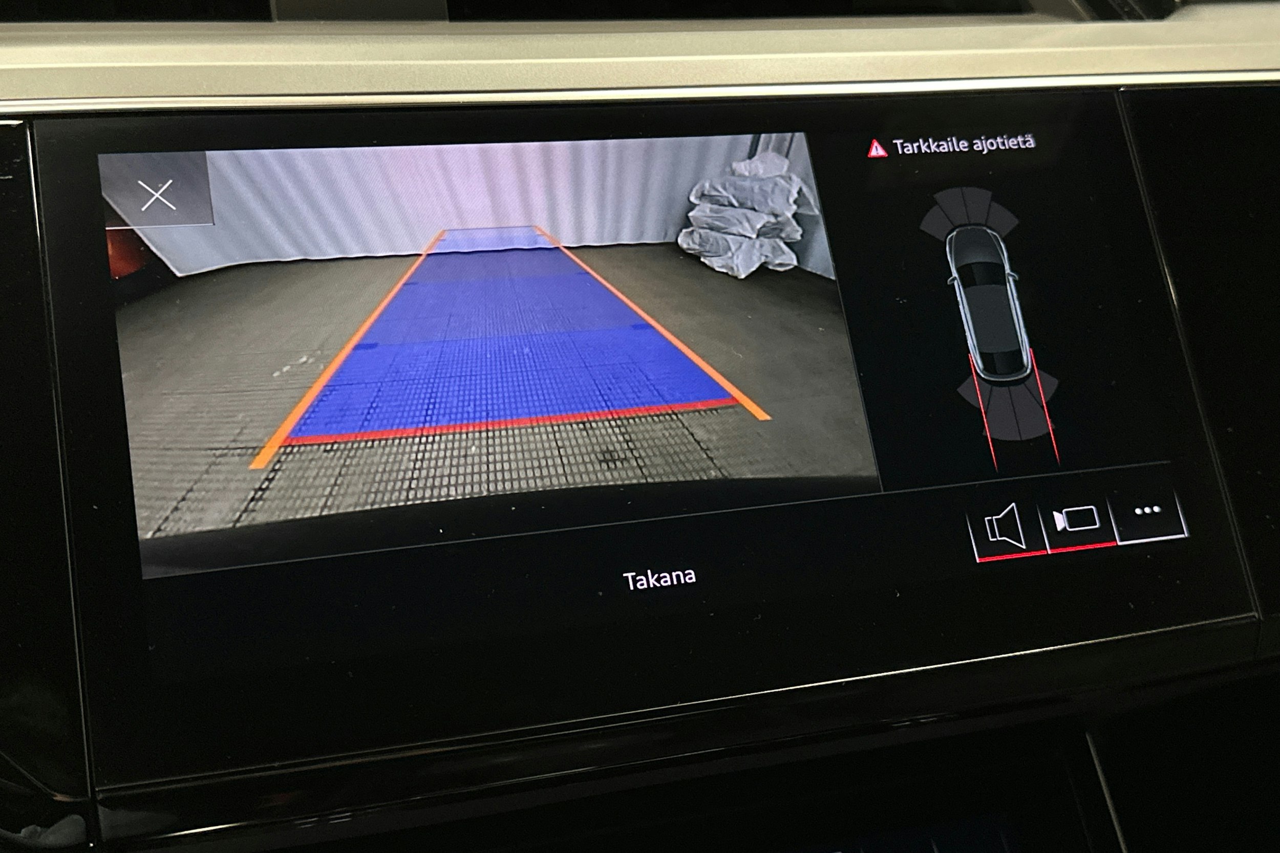 harmaa Audi e-tron 2021 kuva 28.