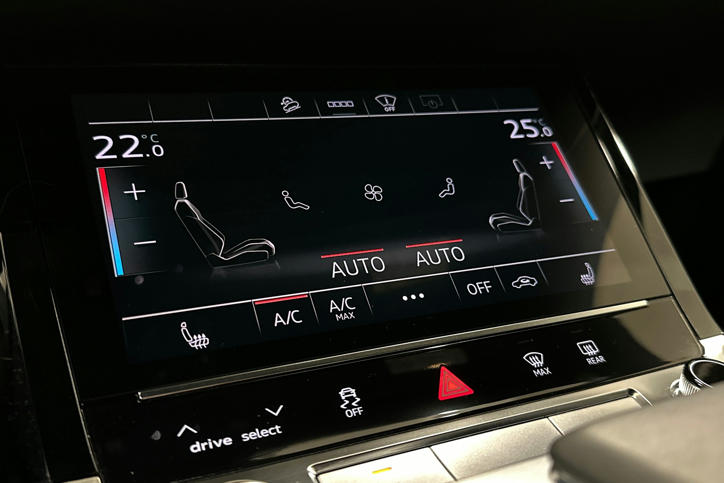 harmaa Audi e-tron 2021 kuva 29.