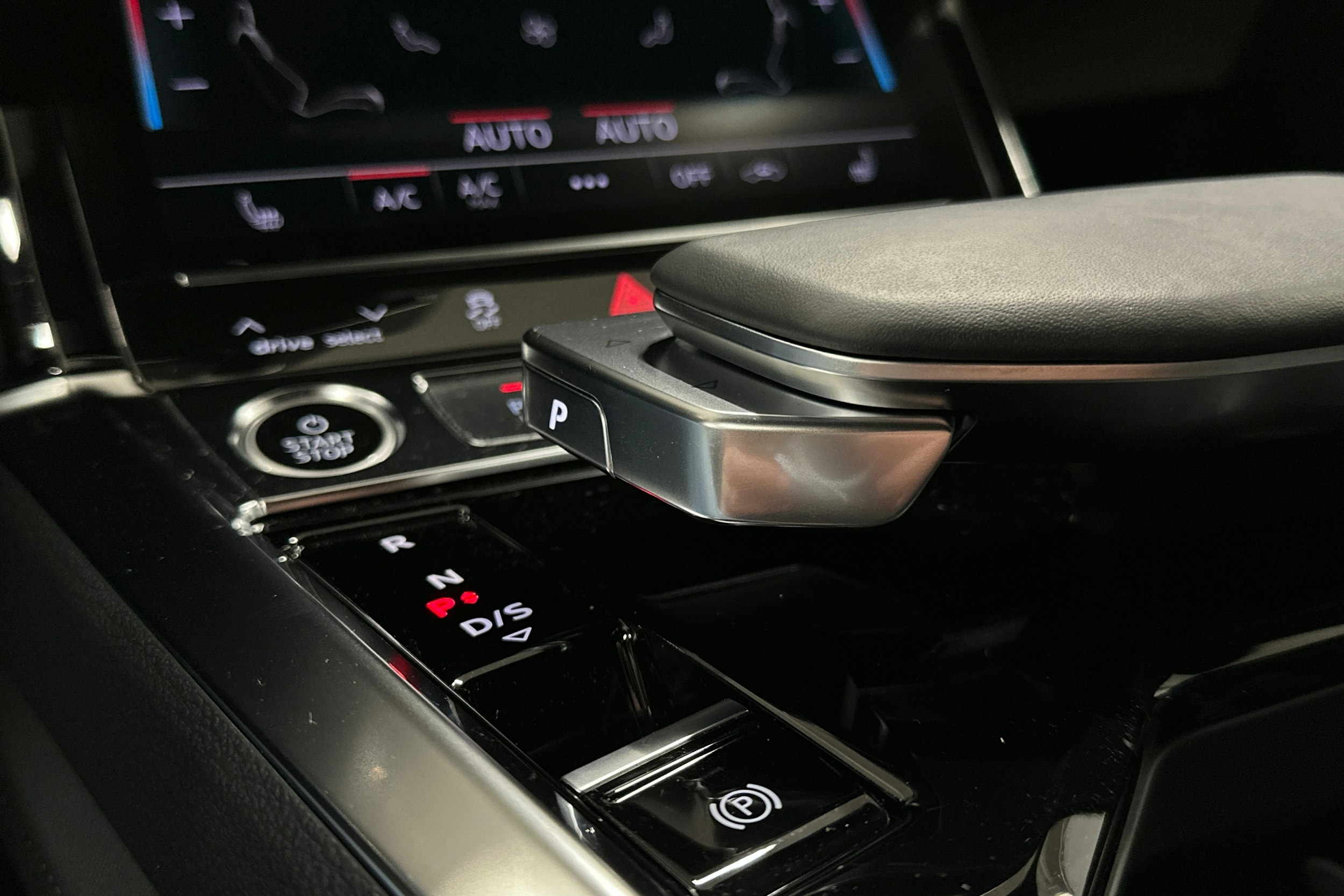 harmaa Audi e-tron 2021 kuva 30.