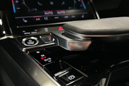 harmaa Audi e-tron 2021 kuva 30.