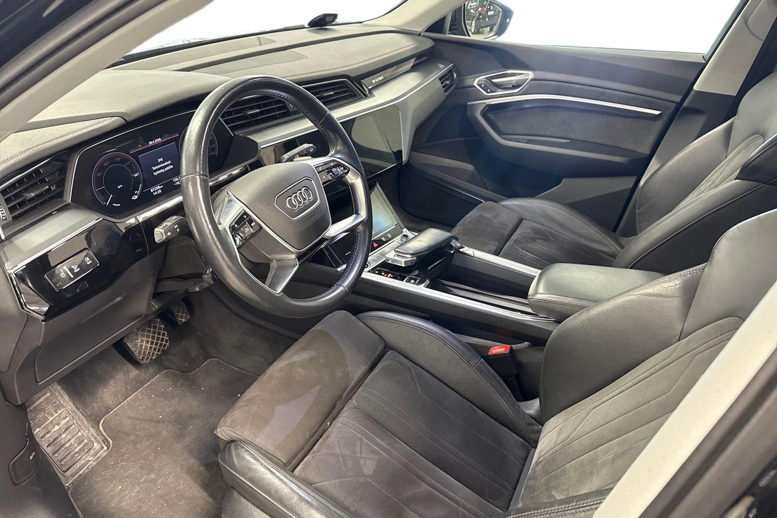 musta Audi e-tron 2021 kuva 3.