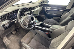 musta Audi e-tron 2021 kuva 3.