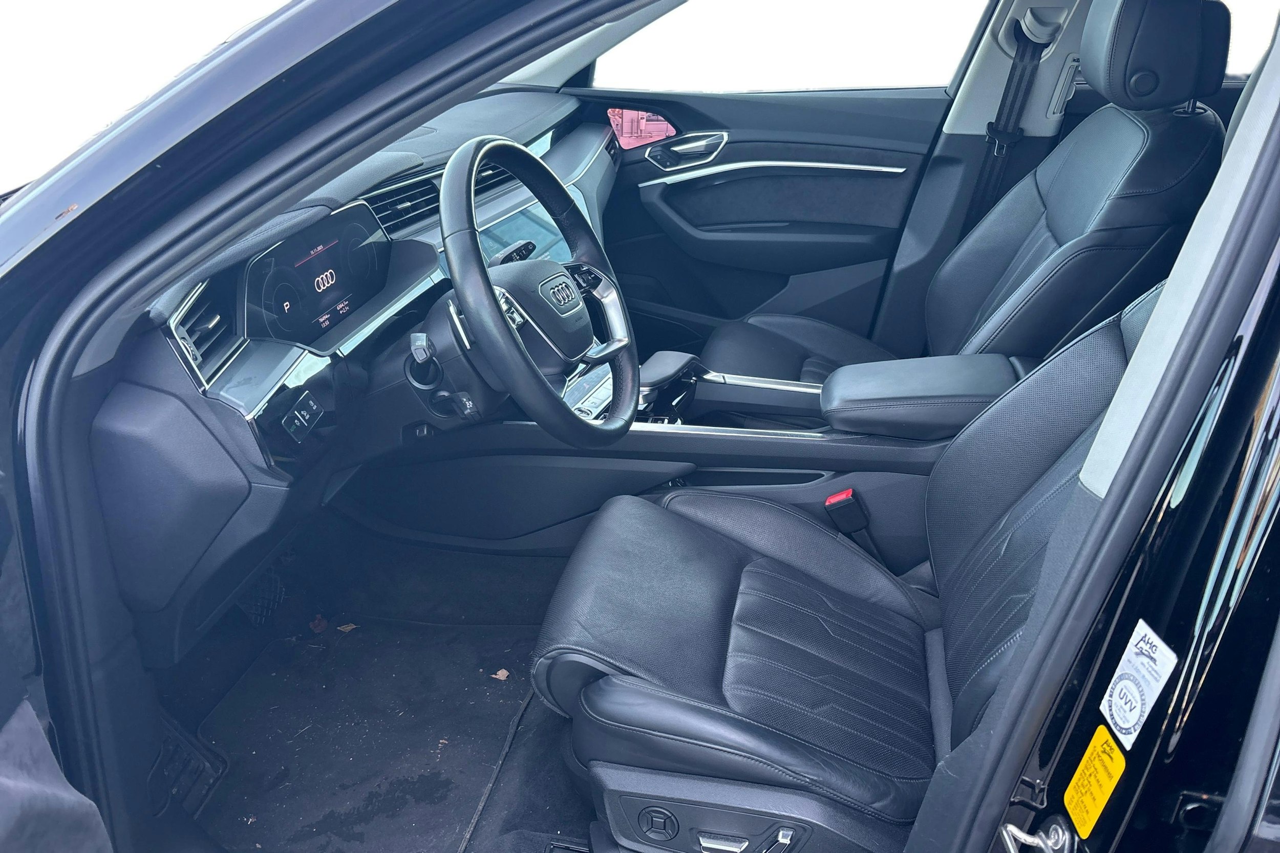 musta Audi e-tron 2021 kuva 3.