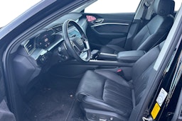 musta Audi e-tron 2021 kuva 3.