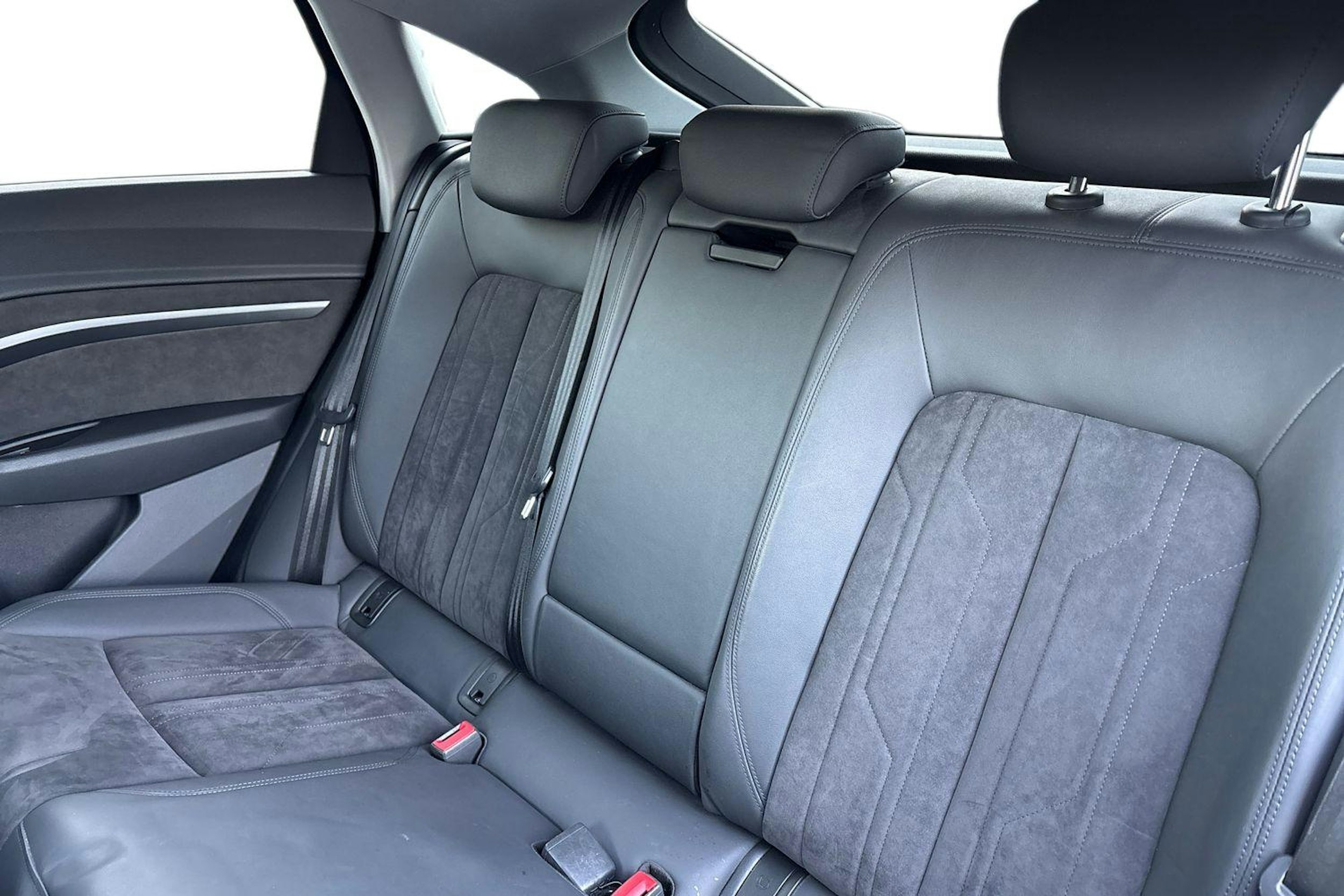 Sininen Audi e-tron 2021 kuva 10.