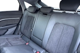 Sininen Audi e-tron 2021 kuva 10.