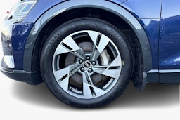 Sininen Audi e-tron 2021 kuva 11.
