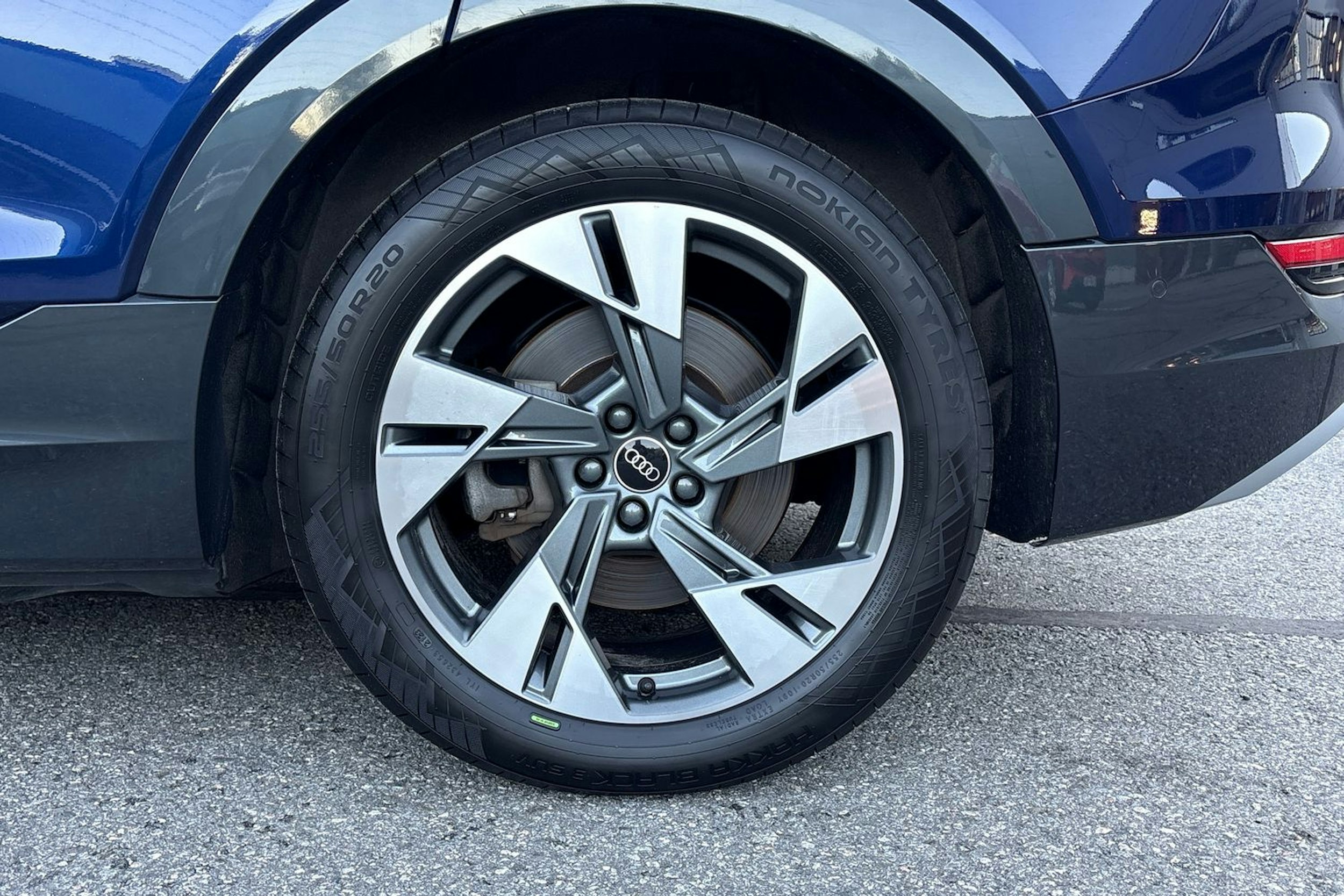 Sininen Audi e-tron 2021 kuva 12.