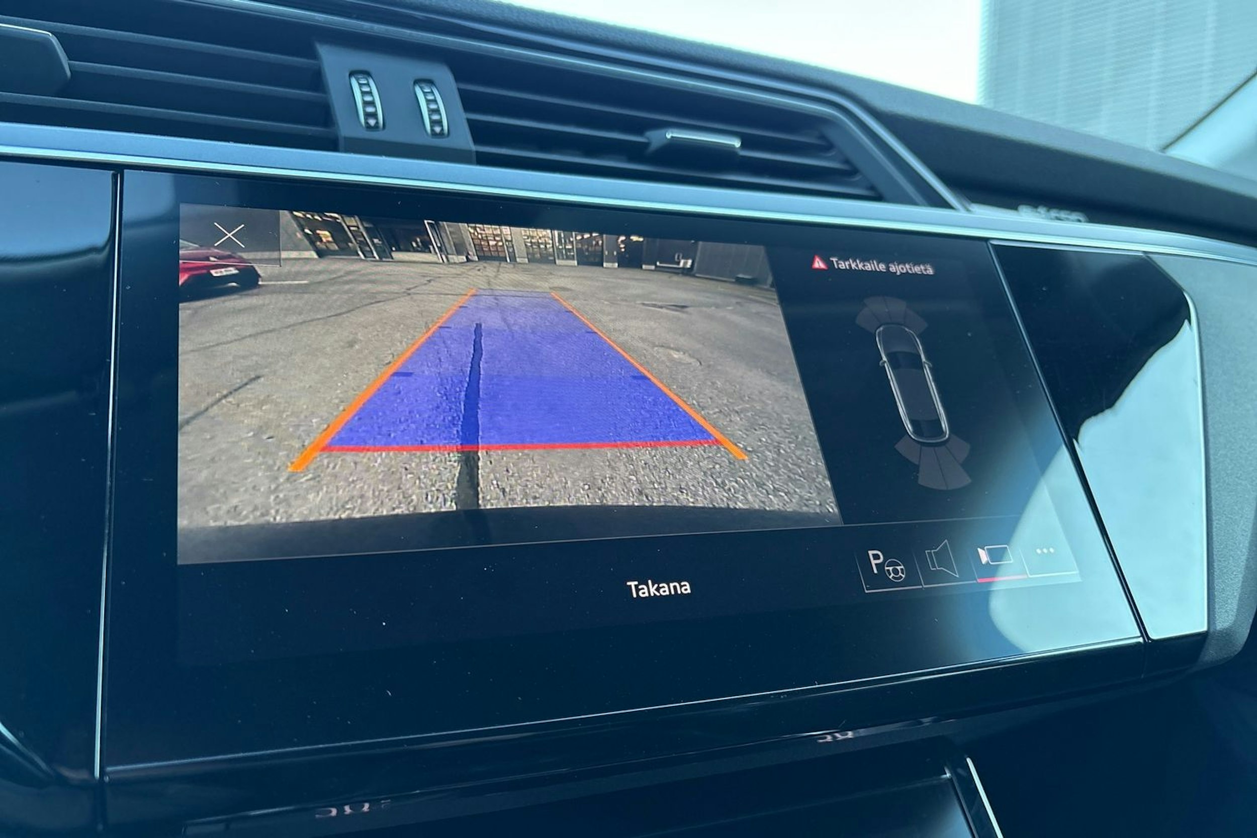 Sininen Audi e-tron 2021 kuva 16.