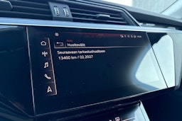 Sininen Audi e-tron 2021 kuva 17.