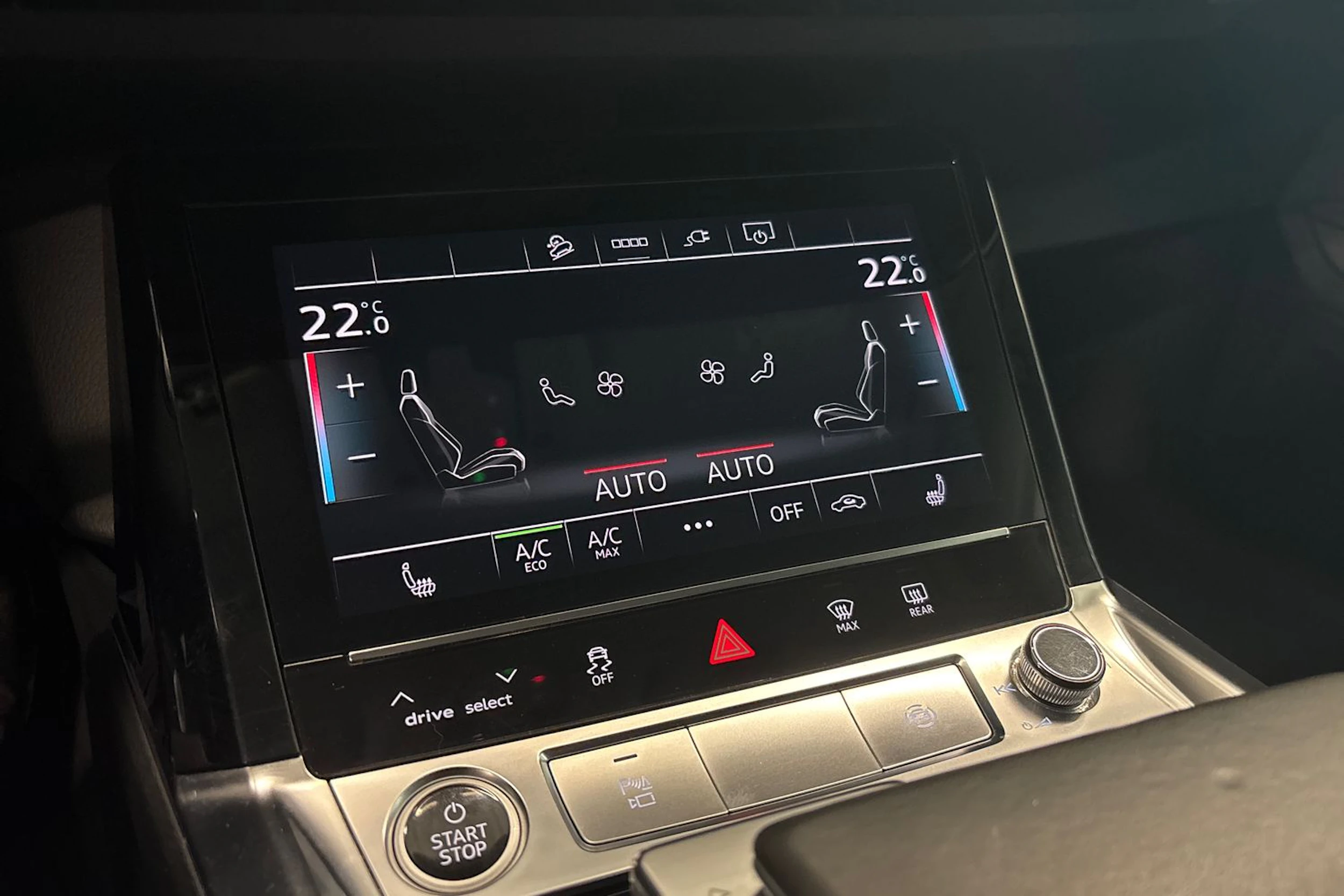sininen Audi e-tron 2021 kuva 19.