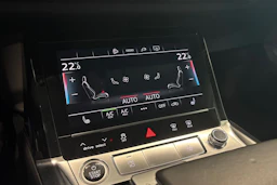 sininen Audi e-tron 2021 kuva 19.